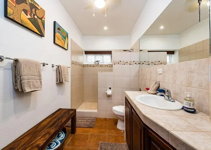 Light & Breezy Side Condo! 4*